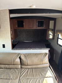 This couples coach trailer is perfect for camping and travelling! The front bedroom has a queen bed... (image 6)