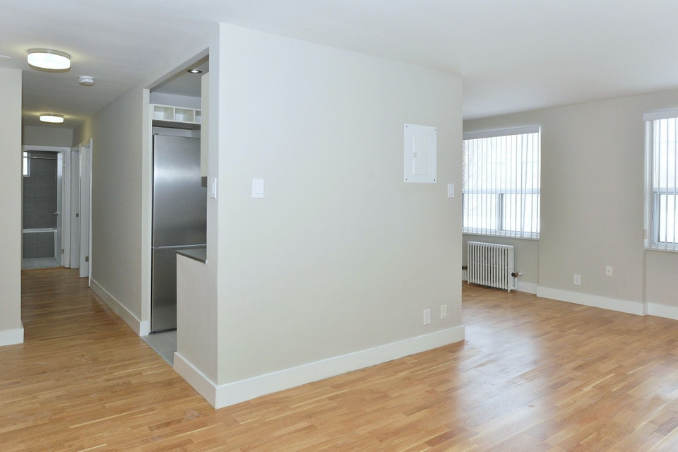 Two bedroom, Eglinton and Don Valley Parkway - ID 696 4