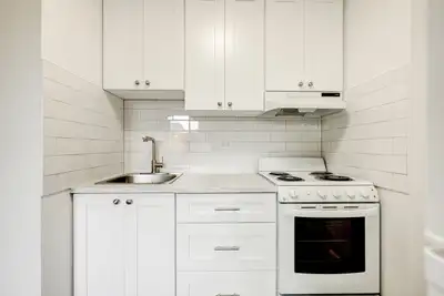 Prestigious high-rise in the heart of downtown Montreal, near McGill University, St-Laurent Street a...