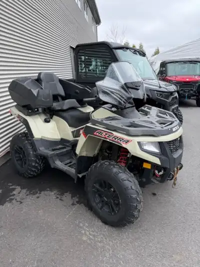 7350 km au compteur coffre arrière avec poignée chauffante , pare brise , treuil , pneus clouté incl...