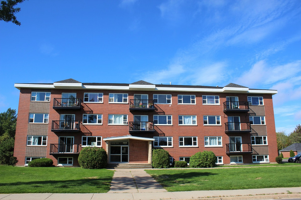 ON HOLD SEPTEMBER 1ST 1 BEDROOM HEAT/HOT WATER INCL PARKING Long