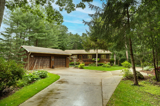Bungalow on Acre of Woods w 2.5 car garage! kq78923 in Houses for Sale in Kitchener / Waterloo