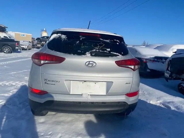 2017 Hyundai Tucson AWD 4dr 2.0L SE *ONLY FOR PARTS* in Auto Body Parts in Regina - Image 3