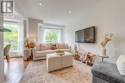 Welcome to this stunning end-unit townhouse situated on a premium ravine lot. This property is locat...