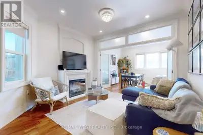 This custom renovated, luxurious 2 bedroom unit is ideally located just steps from High Park, Keele...