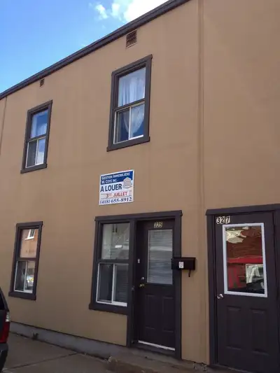 418-655-8281 À voir au 315 5e Avenue #1, beau 4 1/2 situé au rez de chaussé d'un petit immeuble tran...