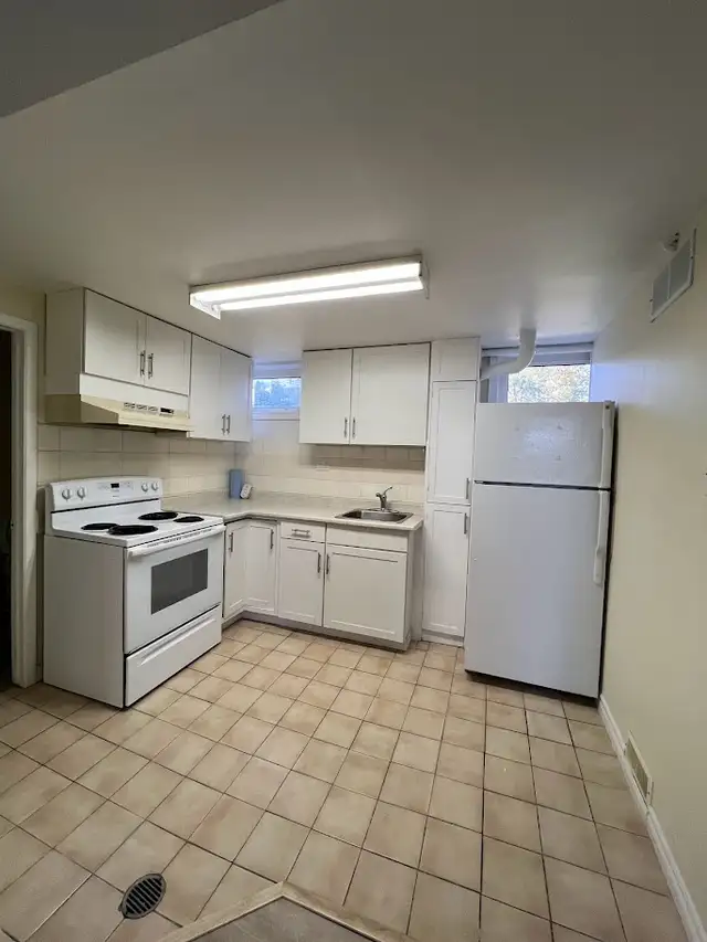 1 bedroom walkout basement for rent in Bradford in Long Term Rentals in Markham / York Region - Image 6