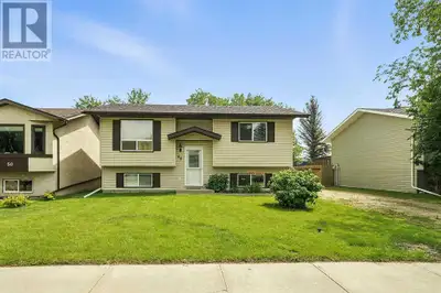 ~Step inside this well-cared-for bi-level and feel right at home. Offering four spacious bedrooms an...