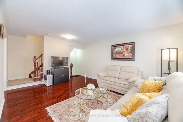 Sun-filled 3-bedroom, 3-storey Freehold end-unit townhouse in Houses for Sale in Oakville / Halton Region - Image 9