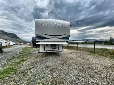 We are looking for good pre owned Rv's to buy or consign!! Keystone Arcadia Half-Ton fifth wheel 325...