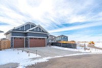 Carstairs, Alberta Like New Bungalow on Park w/South Pie Lot