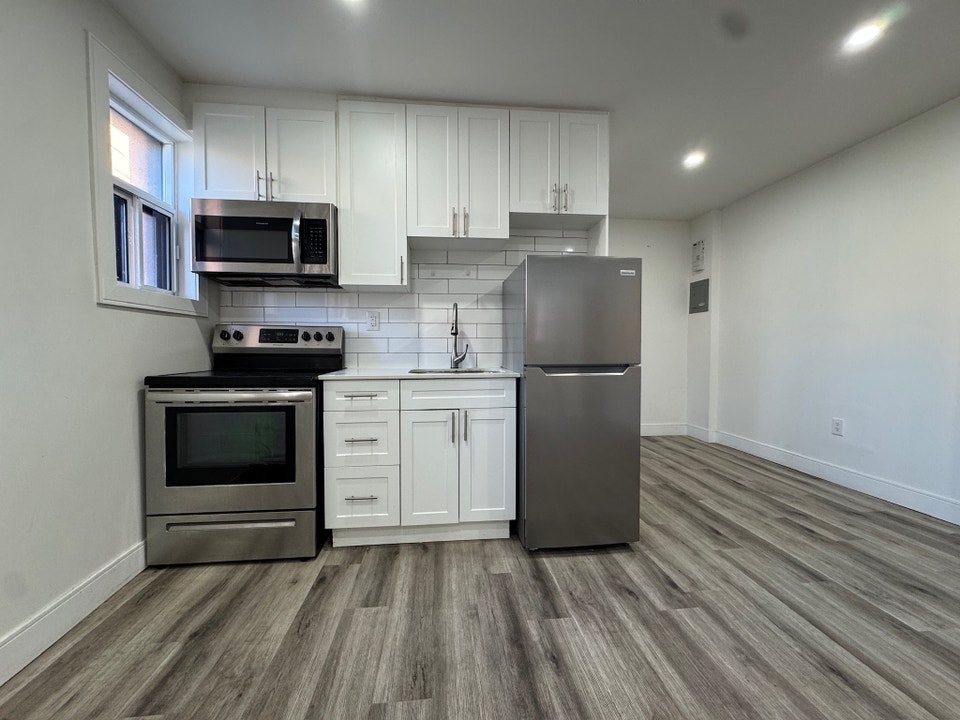 Recently Renovated 1 Bedroom 1 Bathroom Unit! 4