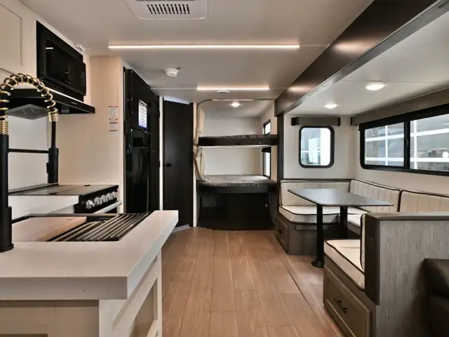 2026 Cherokee Alpha Wolf 26DBH in Travel Trailers & Campers in Edmonton - Image 11