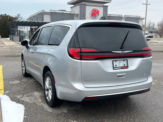 2023 Chrysler Pacifica Touring L AWD432920552402462727