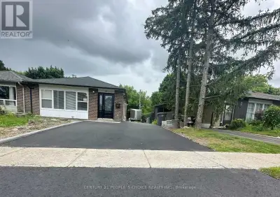 LEGAL & LICENSED RENTAL UNIT! Stunning Home Awaits You! Welcome to a Fully Renovated 3 Bedroom-Duple...