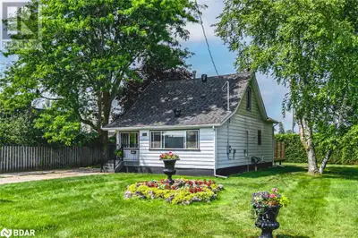 LIVE MINUTES FROM GEORGIAN BAY IN THIS WALKABLE, WELL-LOCATED THREE-BEDROOM HOME! Discover the best...