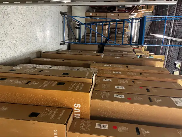 SAMSUNG UN75DU6900FXZ 70-INCH CRYSTAL UHD 4K TIZEN OS SMART TV in TVs in Markham / York Region - Image 2