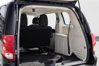 Key Feature: 7 PASSENGER, CRUISE CONTROL, A/C, BLUETOOTH, REAR VIEW CAMERA WITH PARKING AIDS, CLIMAT... (image 6)