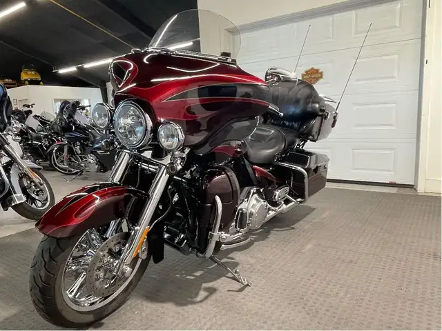 2013 Harley-Davidson CVO Electra Glide Ultra LIKE NEW/HEATED SEA in Sport Touring in North Bay - Image 5