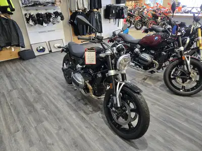 2024 BMW R 12 Blackstorm Metallic CRUISE AS YOU ARE You dont have to dream of California. This laid-...