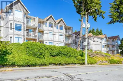 *Ocean view top floor unit* Wake up to breathtaking sunrises over the Stuart Channel and the snow-ca...
