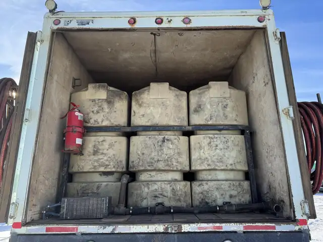 2005 PETERBILT 335 in Heavy Trucks in Saskatoon - Image 43