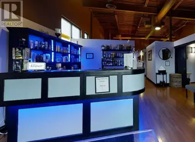 Don't miss your chance to own a well-established, high-traffic tanning salon located in a modern, ce...