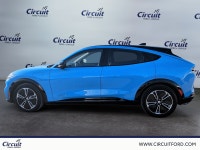 Le Ford Mustang Mach-E Premium AWD 2023 combine une tenue de route agile à une traction intégrale sé... (image 5)