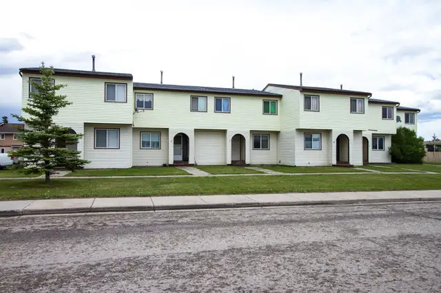 3 Bedroom Townhouse in Long Term Rentals in Grande Prairie - Image 2