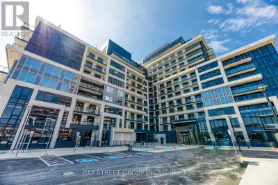 Welcome to this contemporary 1-bedroom, 1-Den &1-bathroom condominium in Oakville's prestigious Uppe...