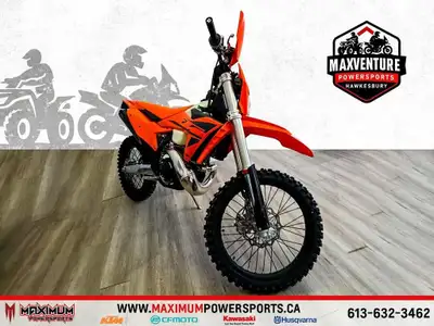 2025 KTM 300 XC-W La KTM 300 XC-W 2025 offre des performances légendaires 2 temps, associées à une t...