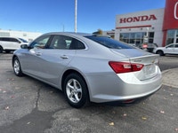 Designed to meet your everyday driving demands with ease and efficiency, this 2018 Chevrolet Malibu... (image 6)