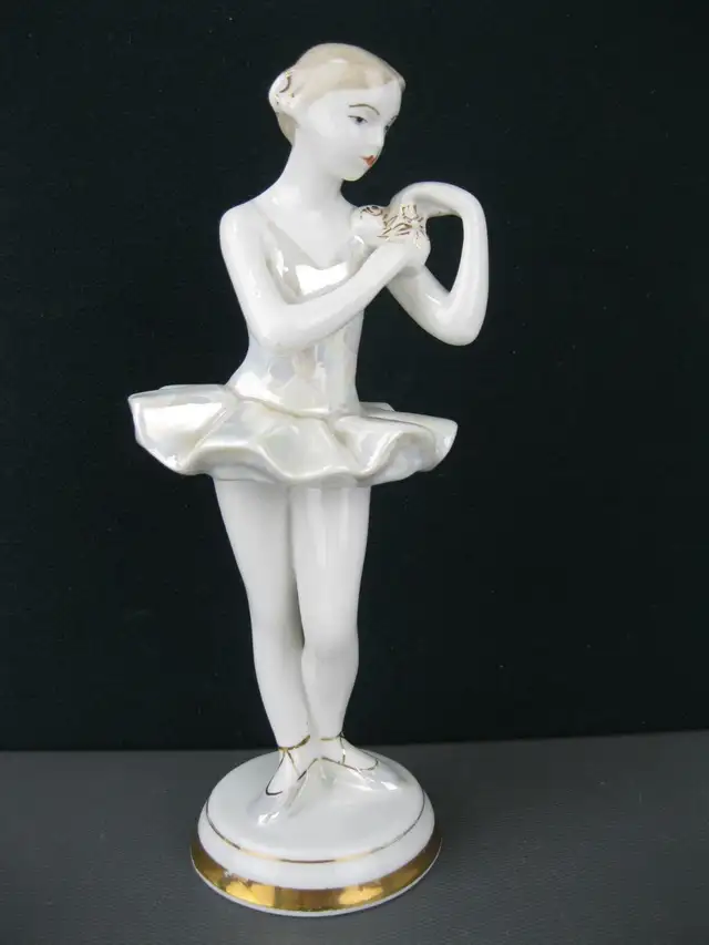 Russian Ballet Dancer Girl Young ballerina USSR porcelain figuri in Arts & Collectibles in Markham / York Region - Image 2