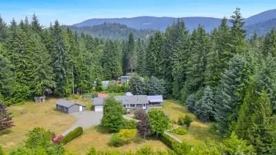 In scenic, friendly Honeymoon Bay, located on a quiet dead end street of small acreages, you will fi...