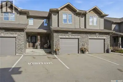 • STYLISH TOWNHOUSE • SPACIOUS PRIVATE YARD • GARAGE • 1414 SQ FT • LOW CONDO FEES $275 • A/C • Skip...