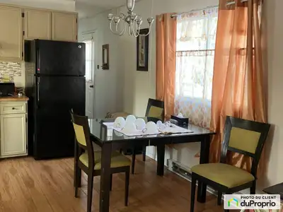 DOIT ÊTRE DÉMÉNAGÉ - DISPONIBLE RAPIDEMENT Toiture neuve, jupe - contour neuf, foyer neuf Possibilit...