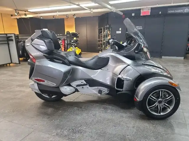 2012 Can-Am SPYDER RT-S SE5 MAGNESIUM in Sport Touring in Lanaudière - Image 6