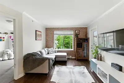 Top-Floor 2 Bed, 2 Bath modern unit at the Copperstone! Open, smart layout, with the bedrooms on the...