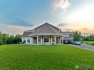 Cette somptueuse maison dans la tranquillité de la nature à proximité de la ville Elle vous offre un...