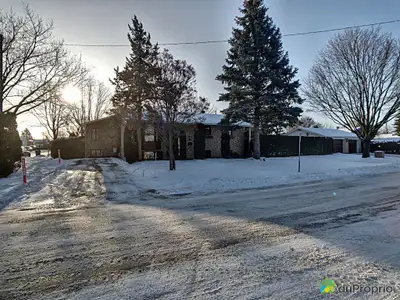 Spacieuse propriété de plus de 2 700 pi2 habitables sur grand terrain privé situé dans un secteur re...