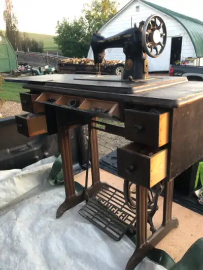 1924 Singer sewing machine with cabinet and drawers $400 obo, View more