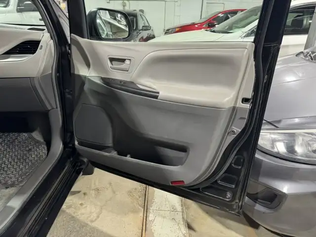 2015 Toyota Sienna LE in Cars & Trucks in City of Montréal - Image 15