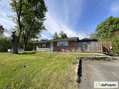 Unifamiliale split level avec grand patio et grand gazebo fermé. Quartier tranquille près des parcs...
