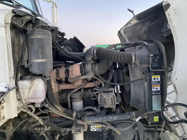 2005 PETERBILT 335 in Heavy Trucks in Saskatoon - Image 10