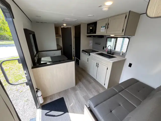 2025 Coachmen Northern Spirit DLX in Travel Trailers & Campers in Terrace - Image 7