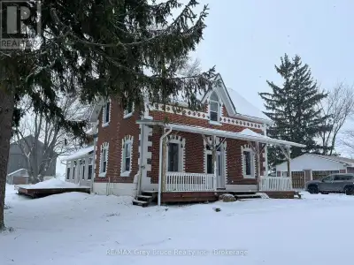 Enjoy peaceful country living just 20 minutes from Owen Sound, near the village of Keady, home to la...