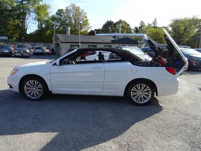 2013 Chrysler 200 Touring in Cars & Trucks in City of Toronto - Image 12
