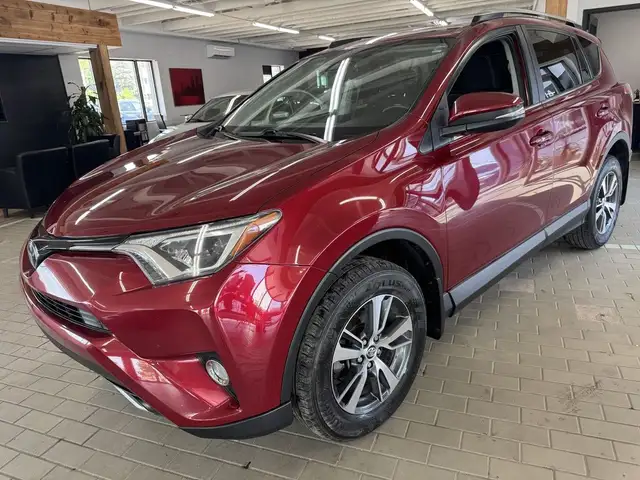 2018 Toyota RAV4 AWD XLE in Cars & Trucks in Longueuil / South Shore - Image 2
