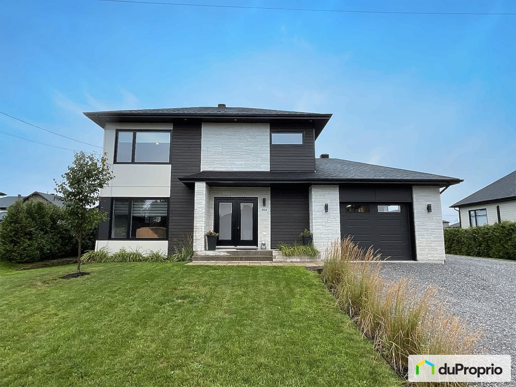 $685,000 - 2 Storey for sale in St-Isidore — photo 1