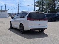The 2026 Chrysler Pacifica Select offers a stylish, versatile, and family-friendly driving experienc... (image 3)